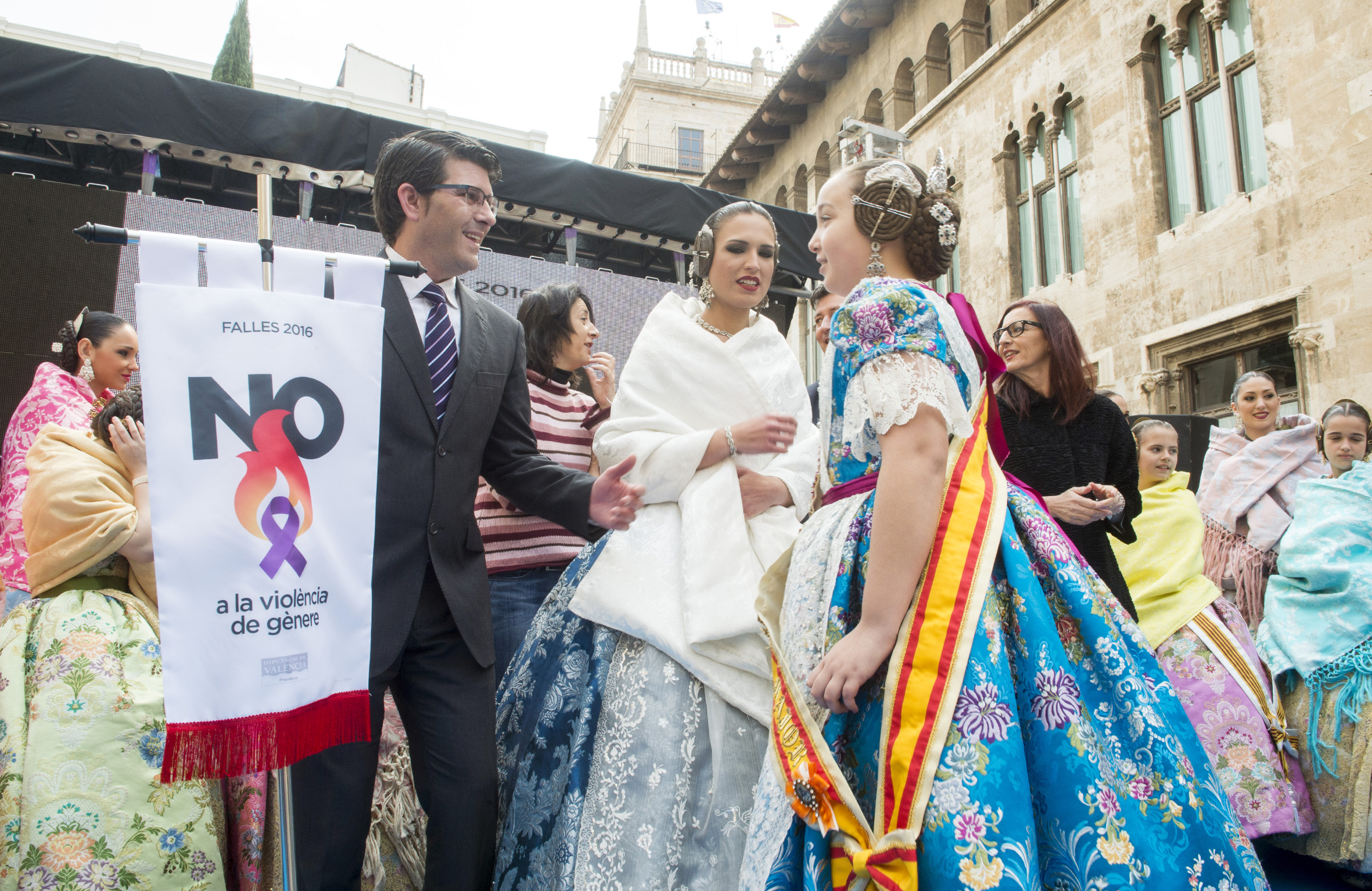 El presidente de la Diputación de Valencia, Jorge Rodríguez, en la recepción de 2016 a las comisiones falleras