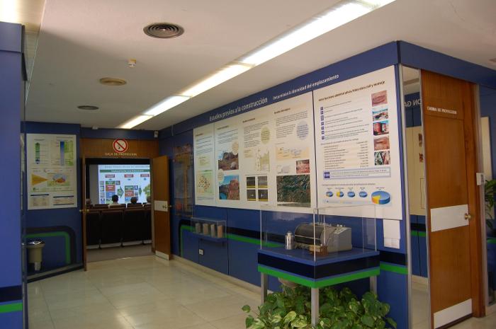 El centro de información de la nuclear dispone de una sala de proyecciones y dos de maquetas.