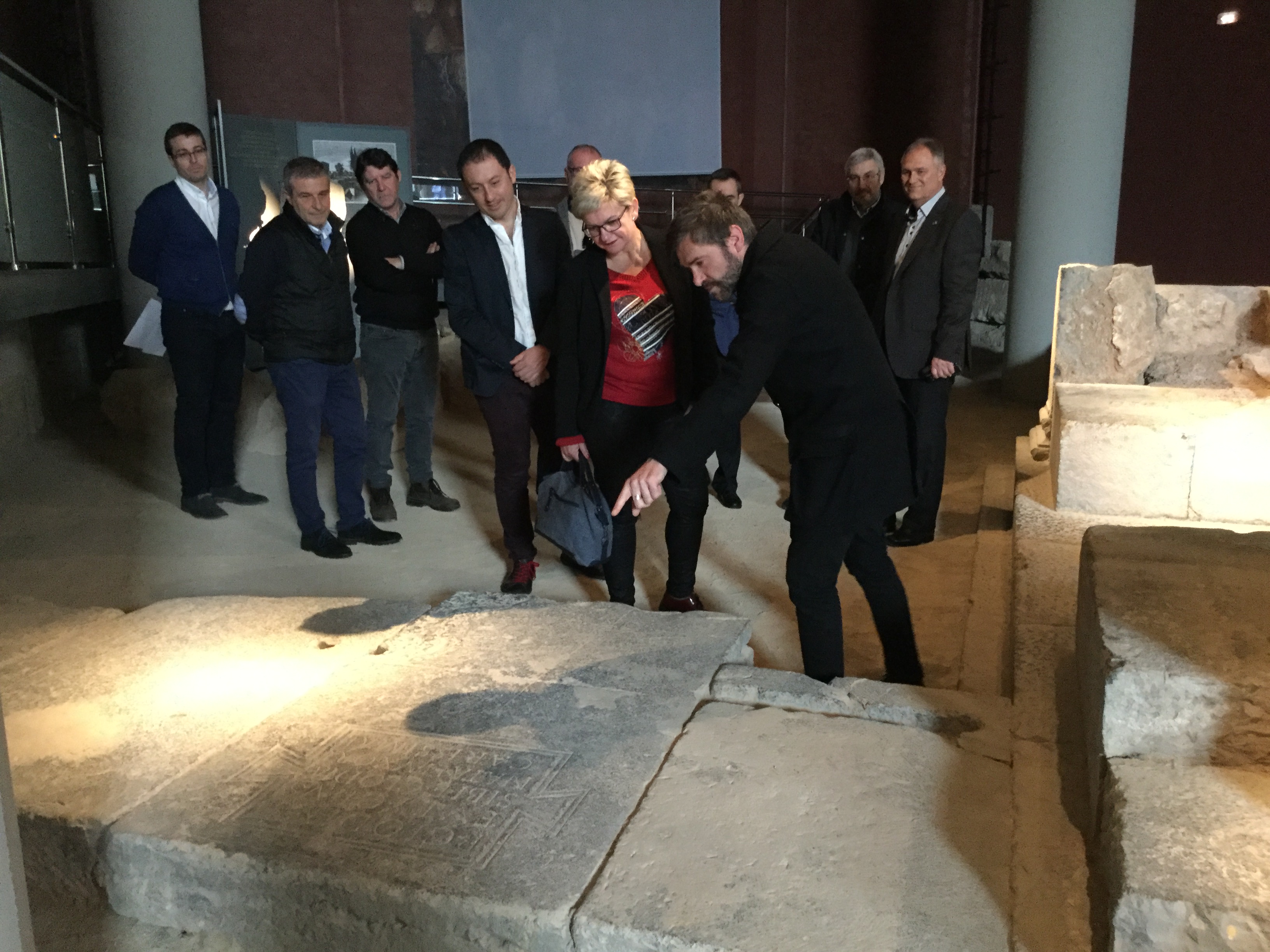 La visita de la diputada de Turismo, Pilar Moncho, a Llíria se ha completado con un recorrido por las Termas Romanas de Mura y por los Baños Árabes.