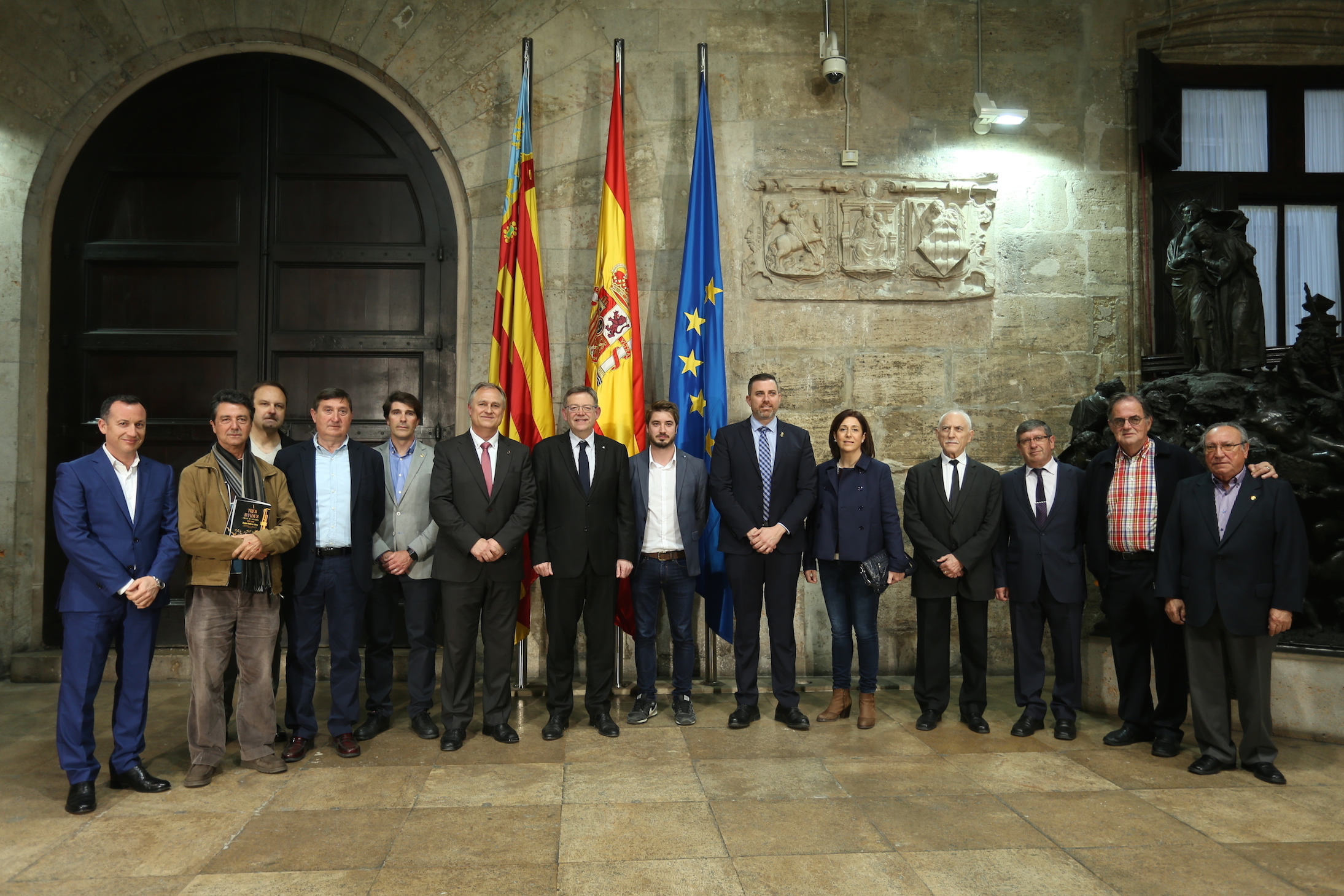 El President Ximo Puig con los alcaldes de Llíria, Cullera y Buñol junto a los representantes de sociedades musicales de estos municipios.