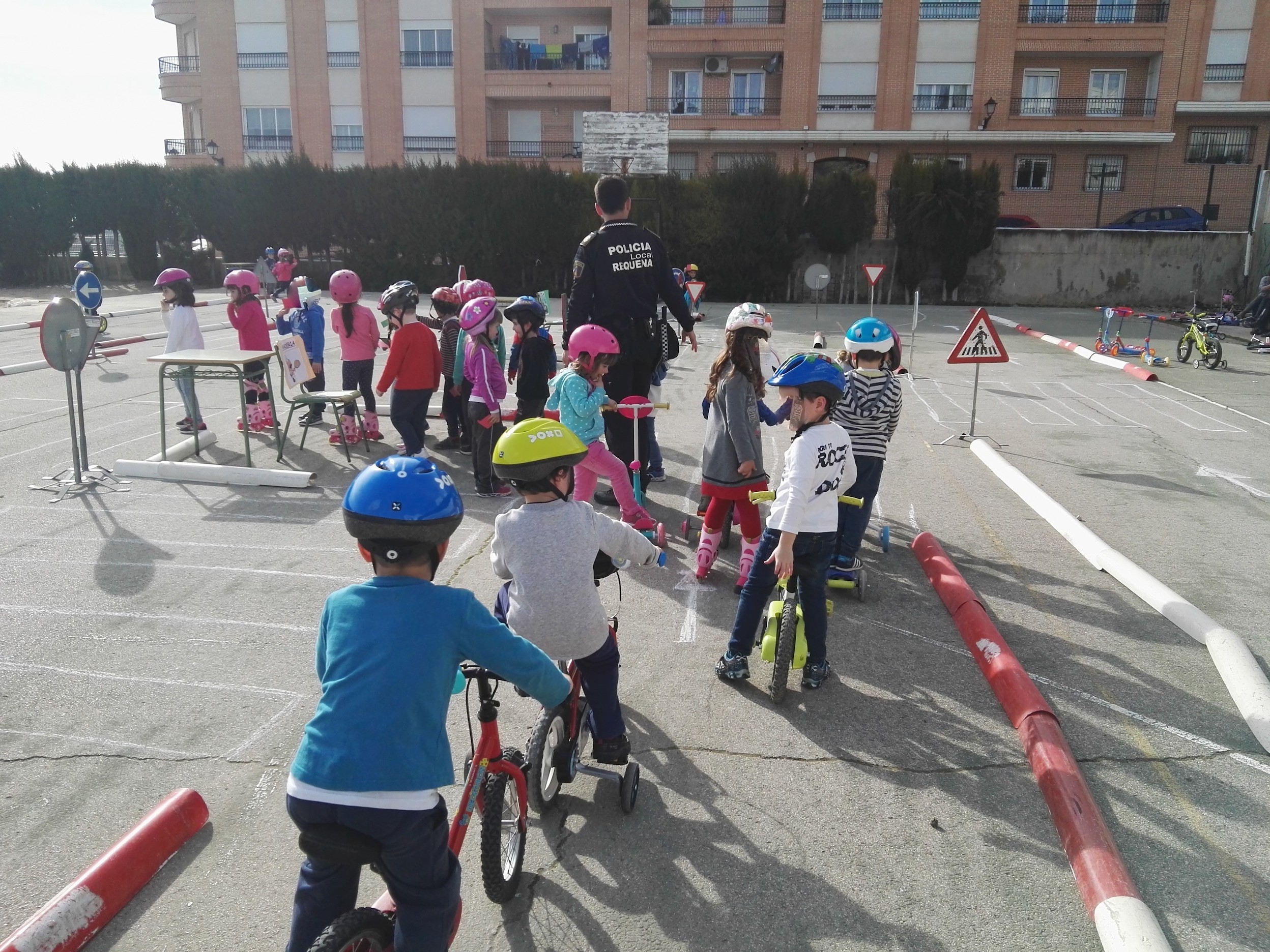 La Policía Local de Requena ha puesto en marcha la campaña de Educación Vial para escolares.