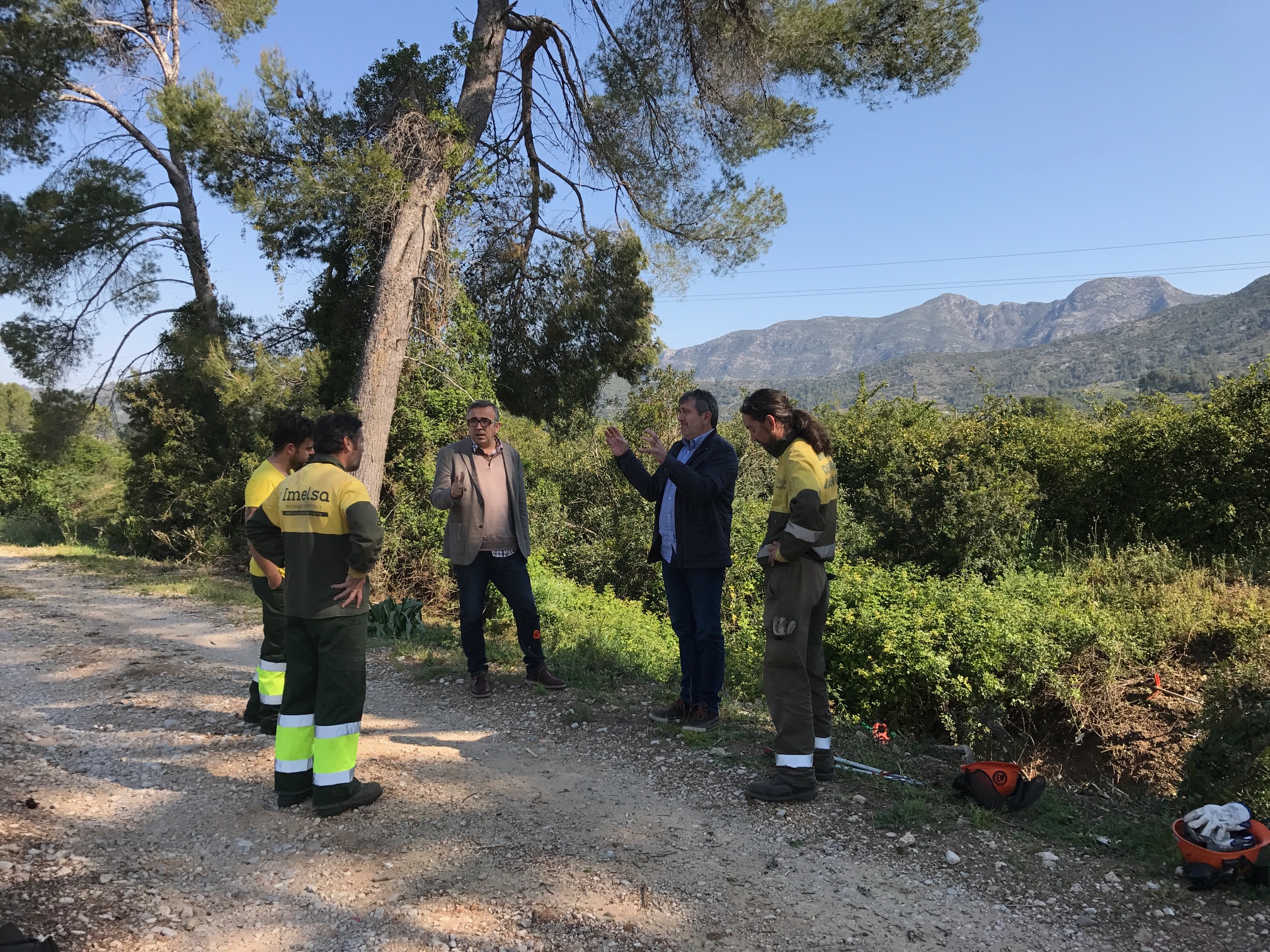 El diputado Josep Bort y el coordinador general de brigadas forestales, Voro Femenia, con diferentes brigadistas forestales.