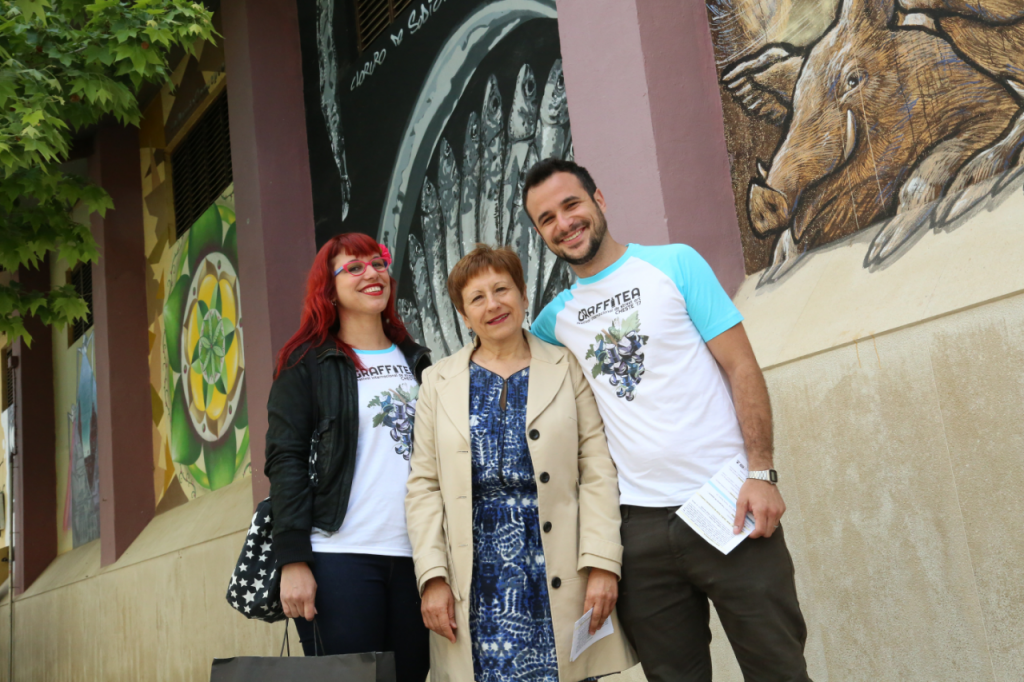 La concejal de Educación y Cultura, Mª Ángeles Llorente, rodeada por "La Nena" y "Flug".