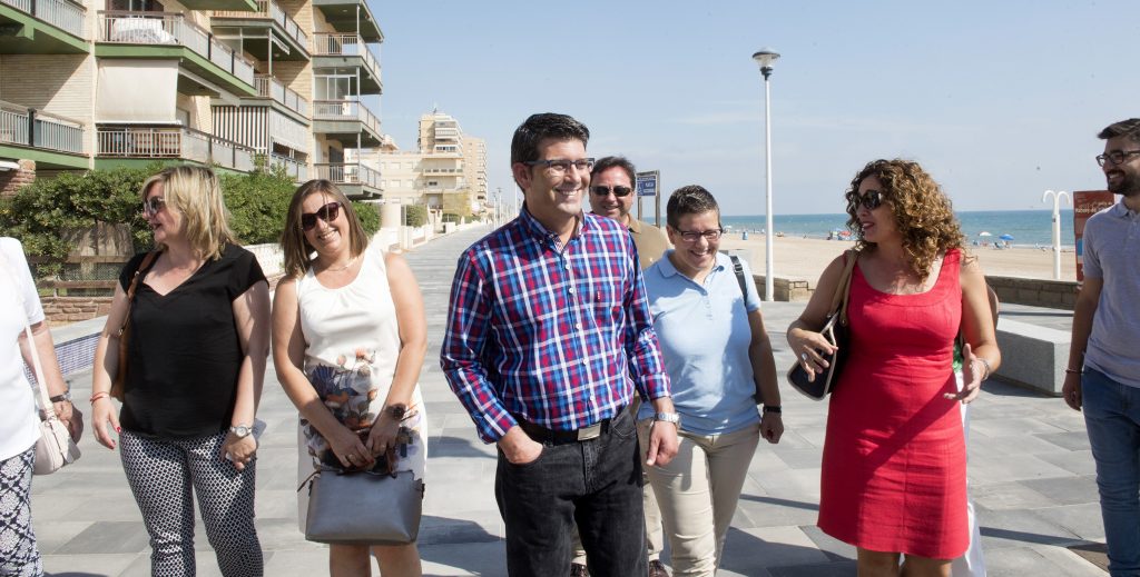 El presidente, Jorge Rodríguez, y la diputada Isabel García durante la visita a las obras del IFS en Sueca.