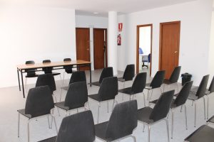 El Ayuntamiento ha finalizado las tareas de acondicionamiento de la segunda planta del edificio de la Policía Local, habilitada para zona de reuniones.