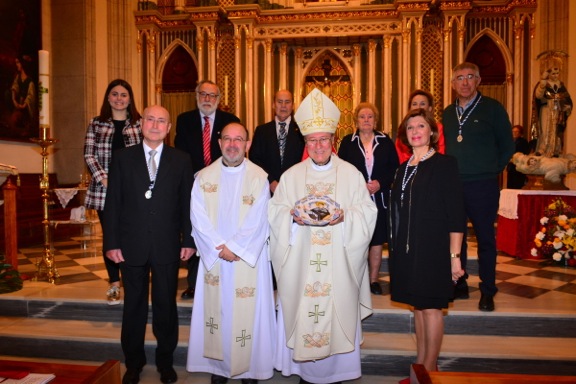 Monseñor Esteban Escudero Torres, Obispo Auxiliar de Valencia junto al párroco Don Salvador Valls Botella y Antonia Ten Montesinos, Clavariesa Mayor del Altar de Sant Vicent Ferrer de L'Eliana, entre otros.
