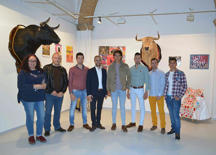 Jesús Duque con la edil de fiestas y componentes de la asociación taurina.