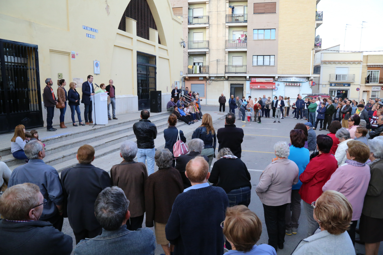 Concentración en Cheste para exigir mejoras sanitarias en la localidad.