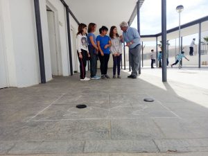 Durante estas jornadas de auténtica interacción cultural intergeneracional, los más mayores enseñan a los más pequeños las raíces y reglas de los juegos más tradicionales.