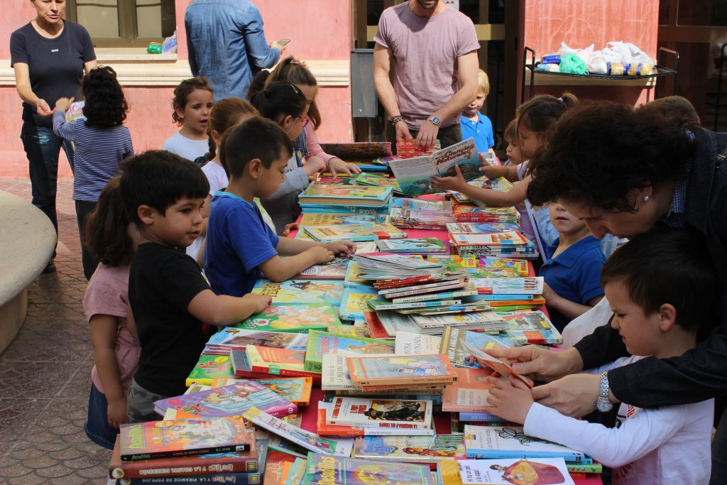 La Biblioteca municipal posa en marxa la cinquena campanya solidària «1 llibre per un quilo d'aliments no peribles».