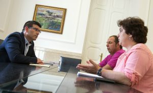 El presidente, Jorge Rodríguez, y la alcaldesa de Fuenterrobles, Estefanía Berlanga.
