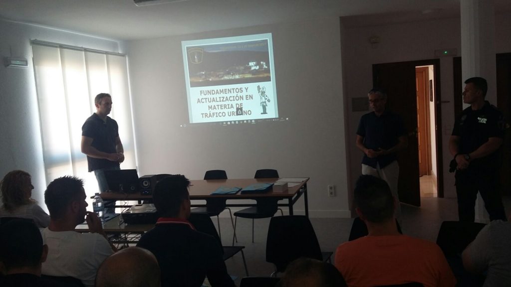 Los y las agentes realizan durante esta semana un curso de seguridad vial, cuya inscripción se ha realizado a través de la donación de alimentos.