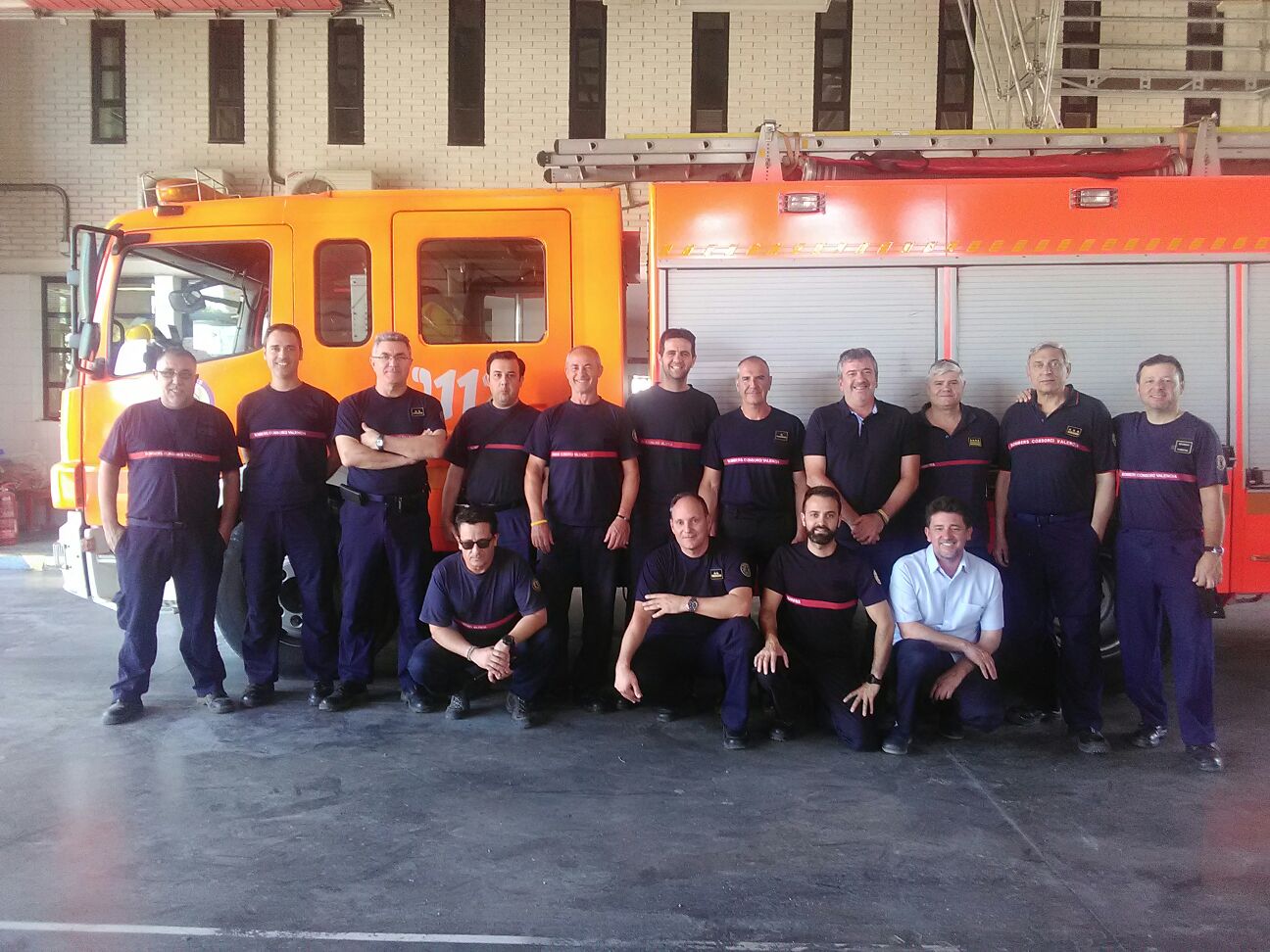 El diputado y presidente del Consorcio, Josep Bort, con efectivos de bomberos.