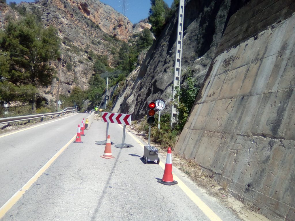 Los trabajos de consolidación de la ladera de la carretera de acceso a Cortes de Pallás en una imagen reciente.