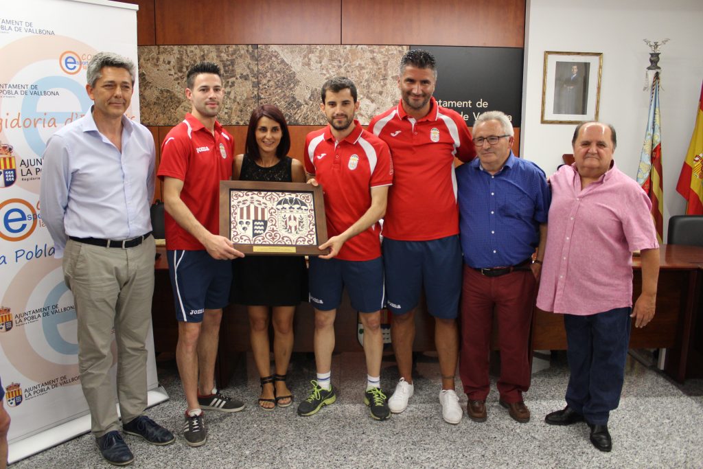L'Ajuntament de la Pobla homenatja el Vallbonense per l'ascens.