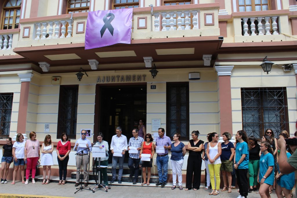 Durant l'acte s'ha fet un minut de silenci en record de les dones assassinades per este tipus de violència.