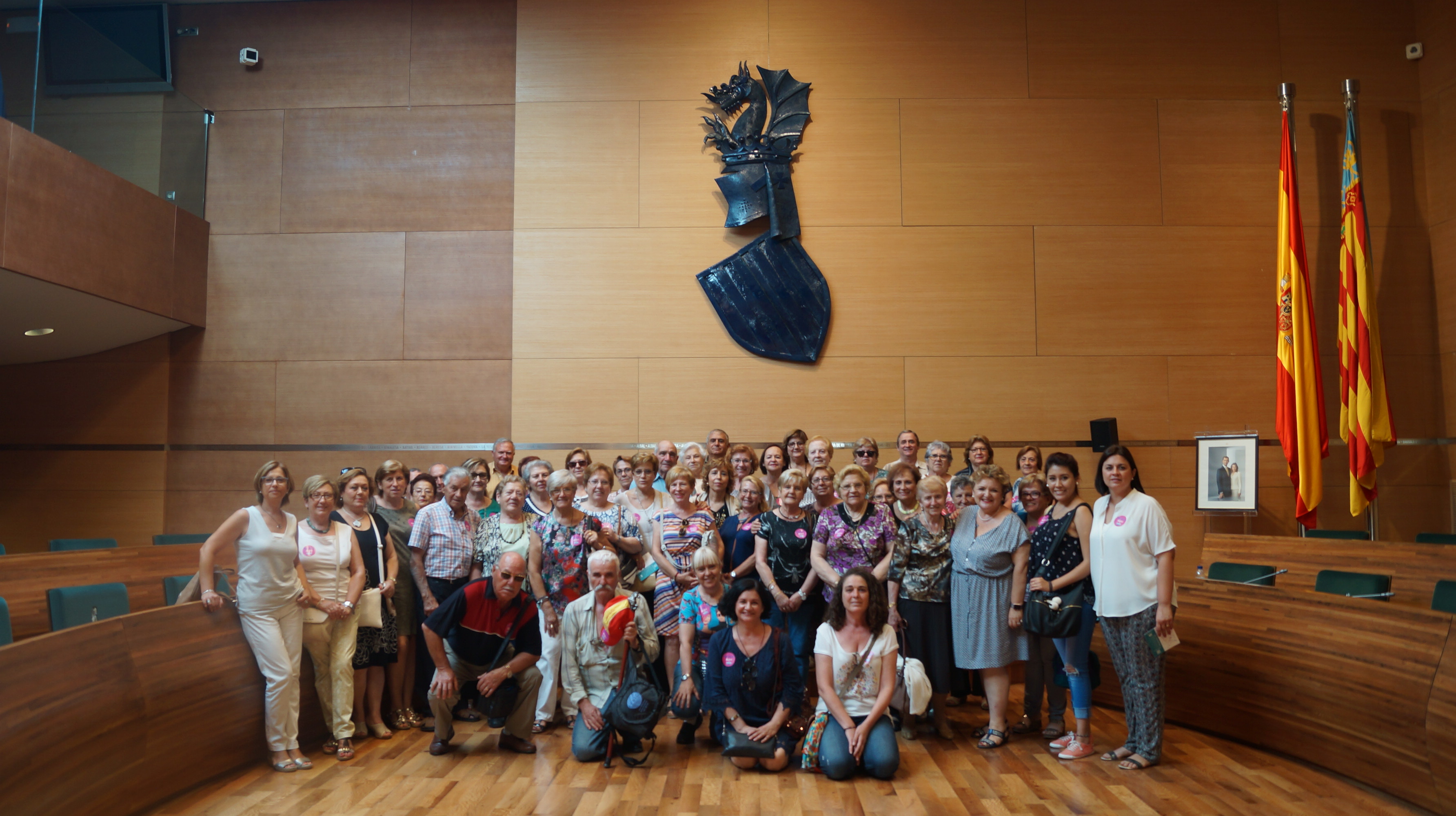 Vecinos y vecinas de Turís visitan el pleno de la Diputación.