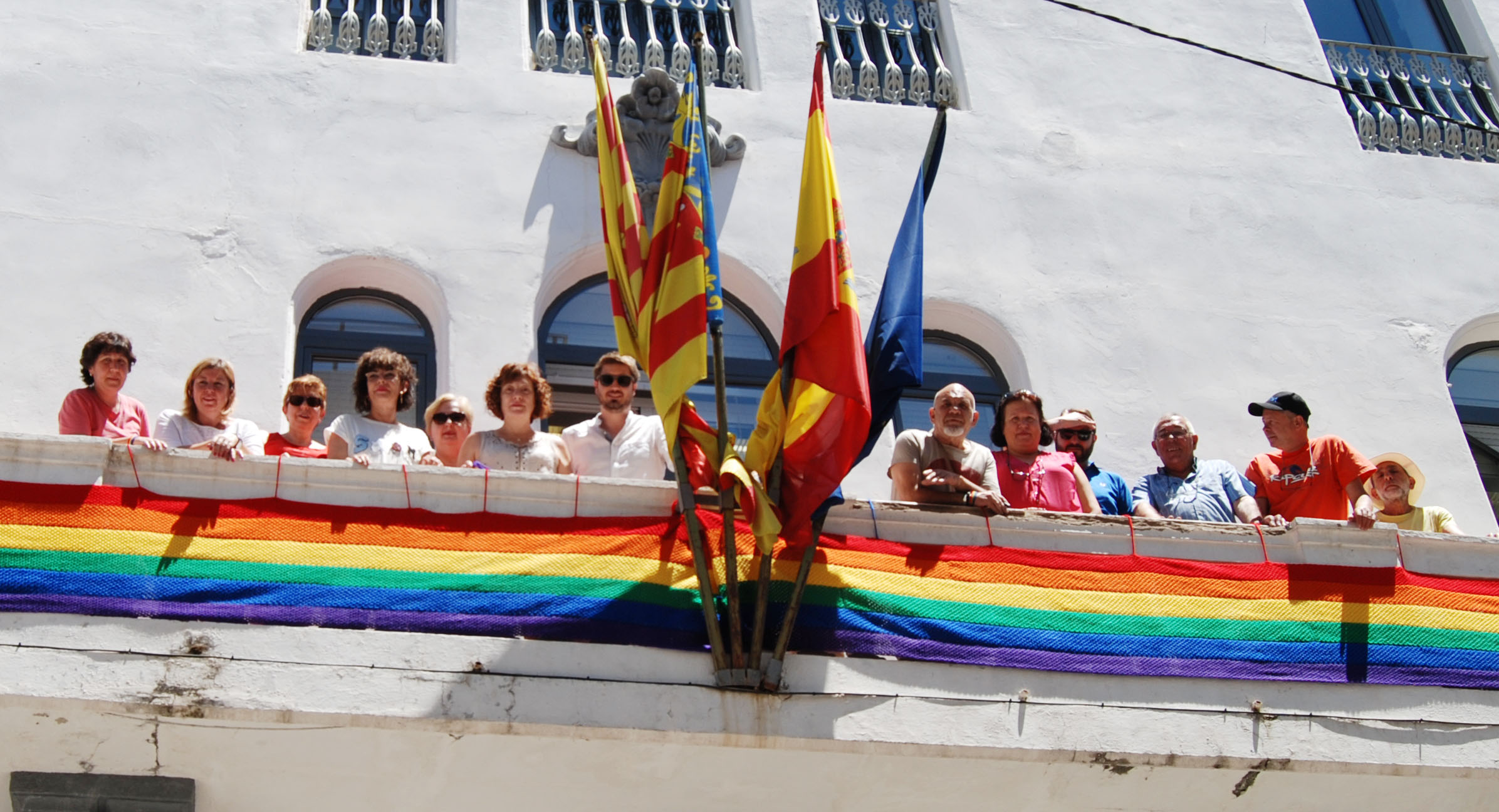 La bandera LGTB tejida por «Ganchillo solidario» luce en el balcón del Ayuntamiento de Buñol desde hoy hasta el 24 de junio.