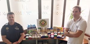 La Policia Local de Vilamarxant reuneix 25 quilos de productes per a Cáritas.