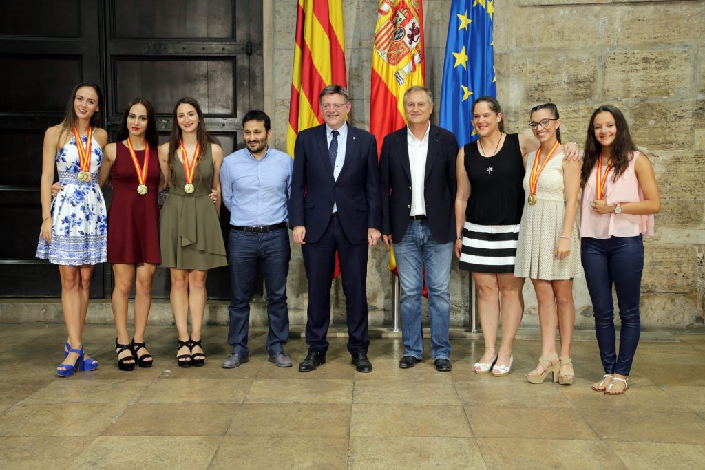 El President de la Generalitat, Ximo Puig, recibió a las gimnastas acompañadas del alcalde de Llíria, Manuel Civera.