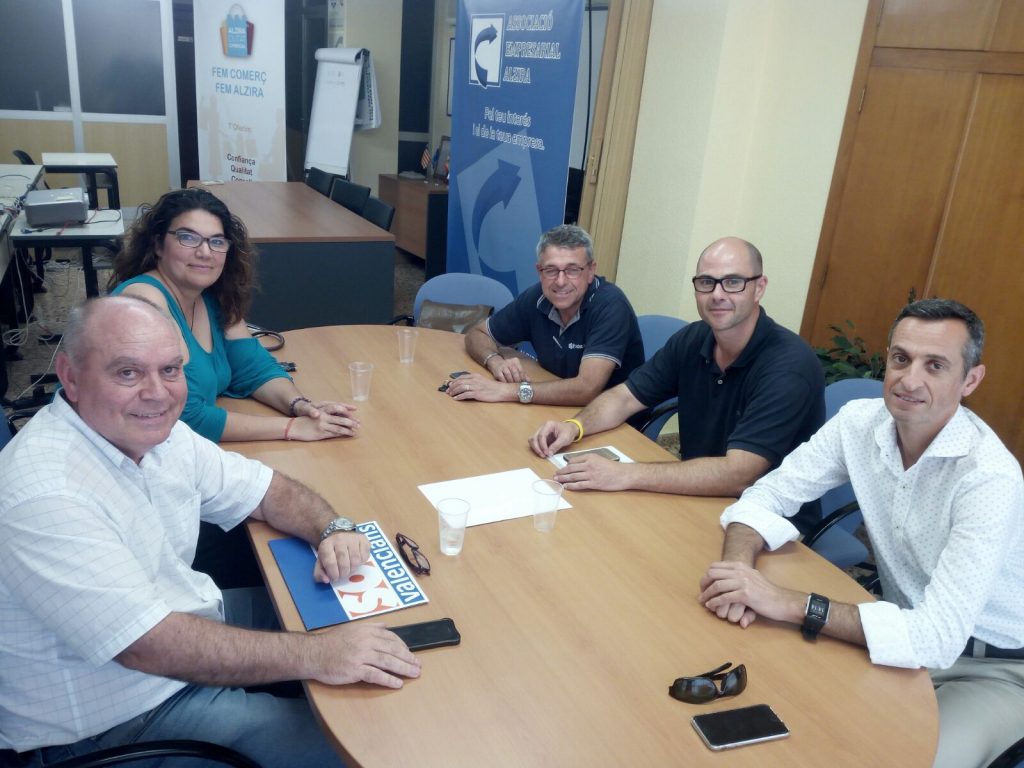 Responsables de la formación política Som Valencians en la reunión con la Associació Empresarial d´Alzira.