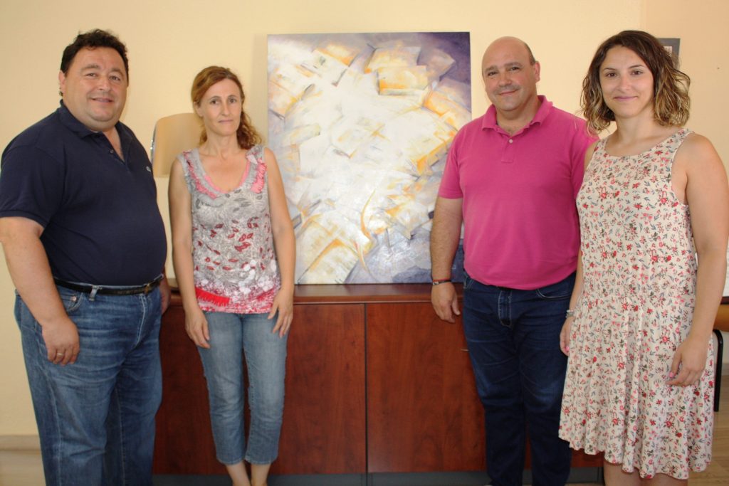 Dolo Torrelles con el alcalde, Eugenio Fortaña, la concejal de Cultura, Isabel Guaita, y el concejal de Fiestas, Ismael Corell.