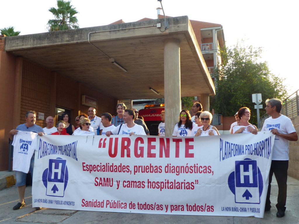 Integrantes de la plataforma durante la protesta desarrollada en en el centro de salud de Buñol.