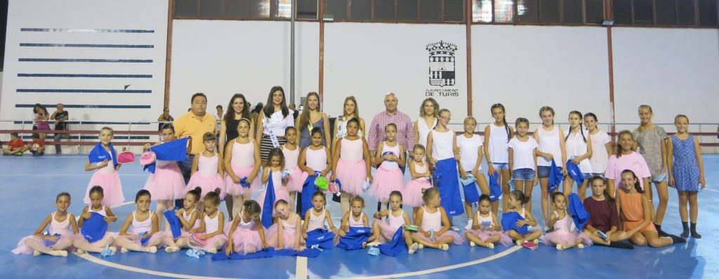 Les alumnes del recentment estrenat taller de dansa clàssica i contemporània de l'Escola de Música Valentín Puig de Turís.