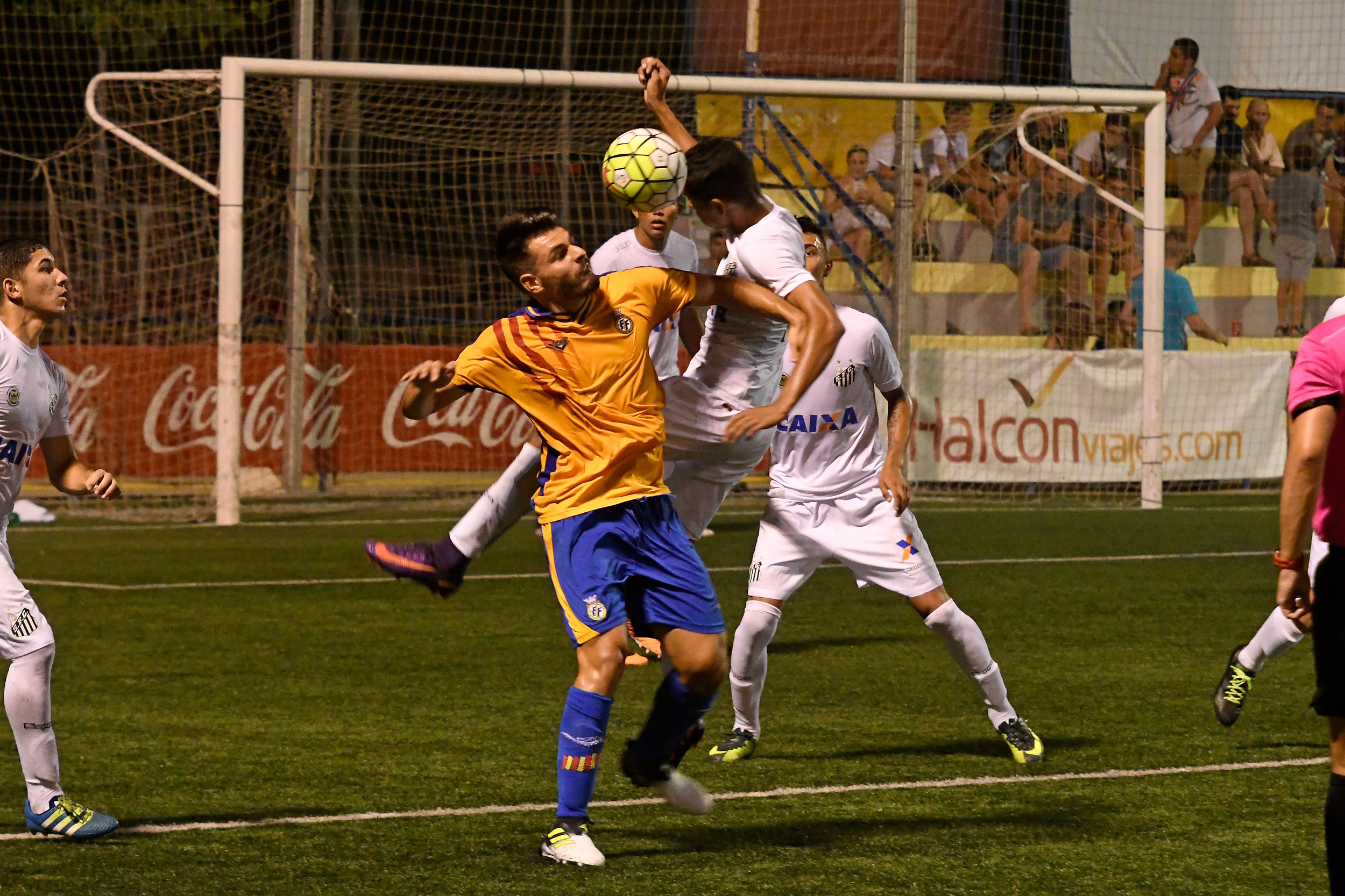 El Santos brasileño se coloca líder de la clasificación del Grupo B tras derrotar con absoluta solvencia a la Selección Valenciana por 2-0.