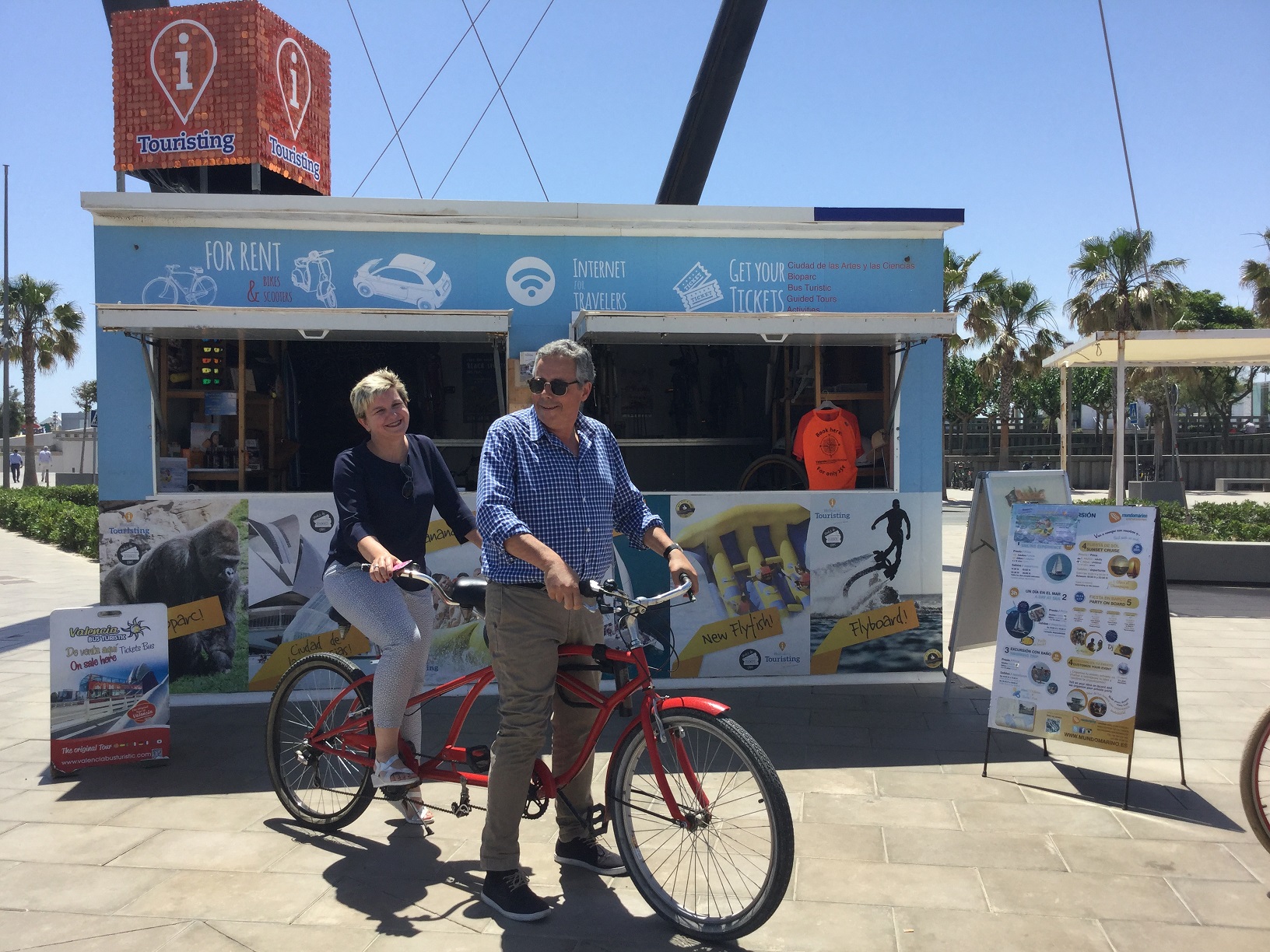 Pilar Moncho y el director del Patronat de Turisme en La Marina.