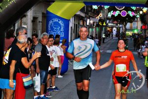 Una de las imágenes de la carrera a su paso por el centro de Chiva.