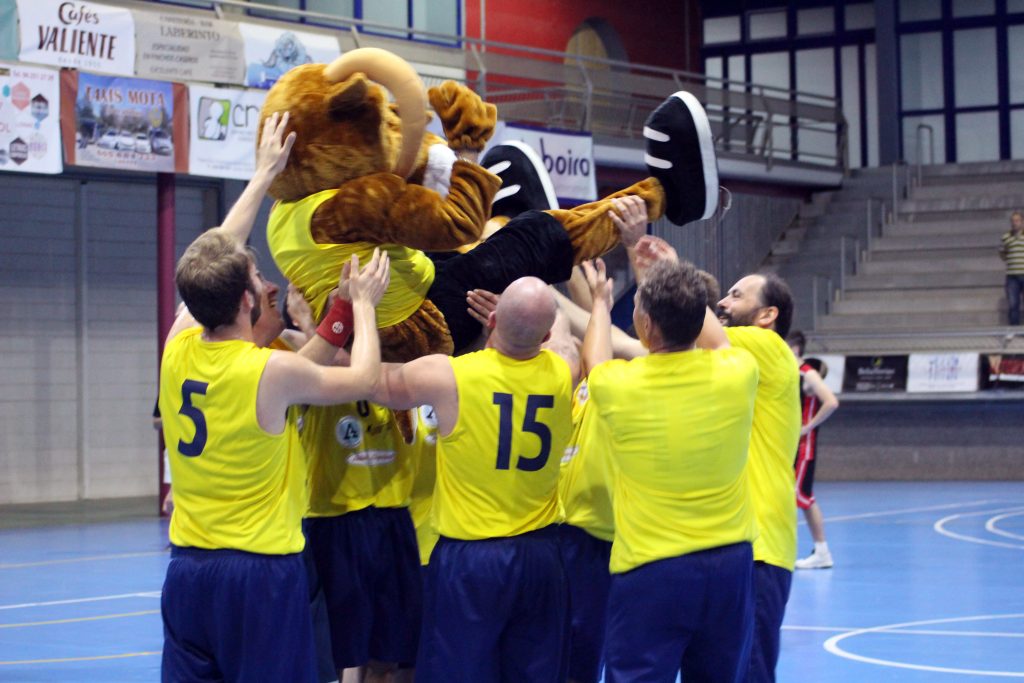 El Cheste Basket Club celebra su triunfo.