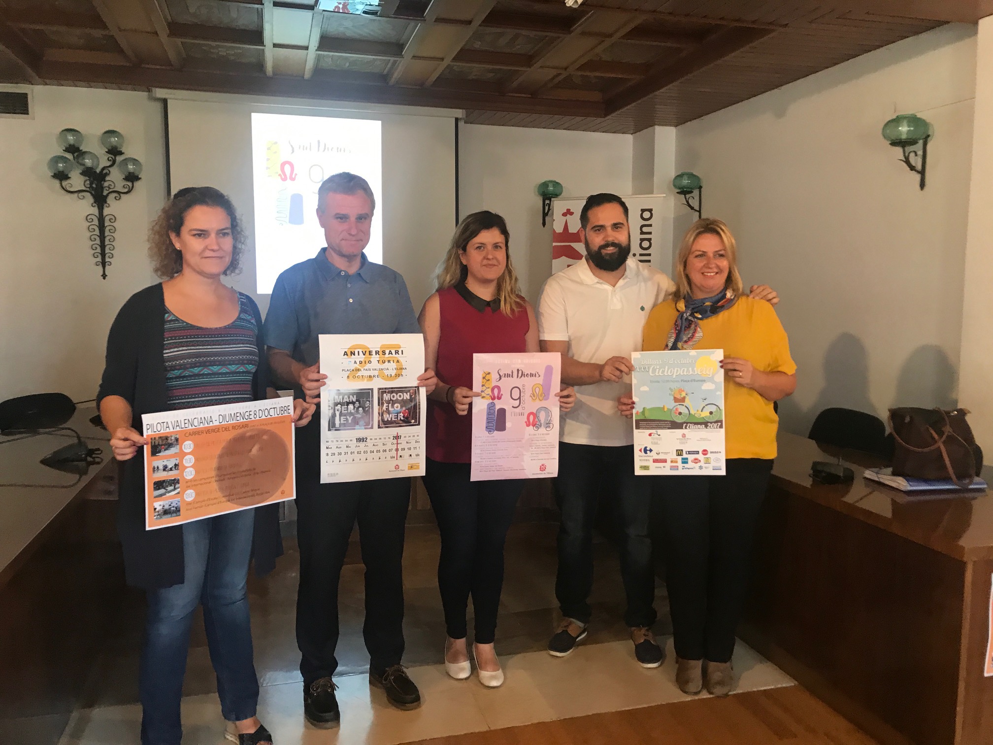 El Saló de Plens de l'Ajuntament de l'Eliana ha acollit avui l'acte de presentació de les activitats previstes per a festejar el dia 9 d'Octubre. Des del 5 del present mes fins a la jornada en què se celebra el 'Dia de la Comunitat Valenciana' s'aniran succeint les propostes per a tots els públics, en un ambient inclusiu i des de la transversalitat de les diferents àrees del govern municipal.