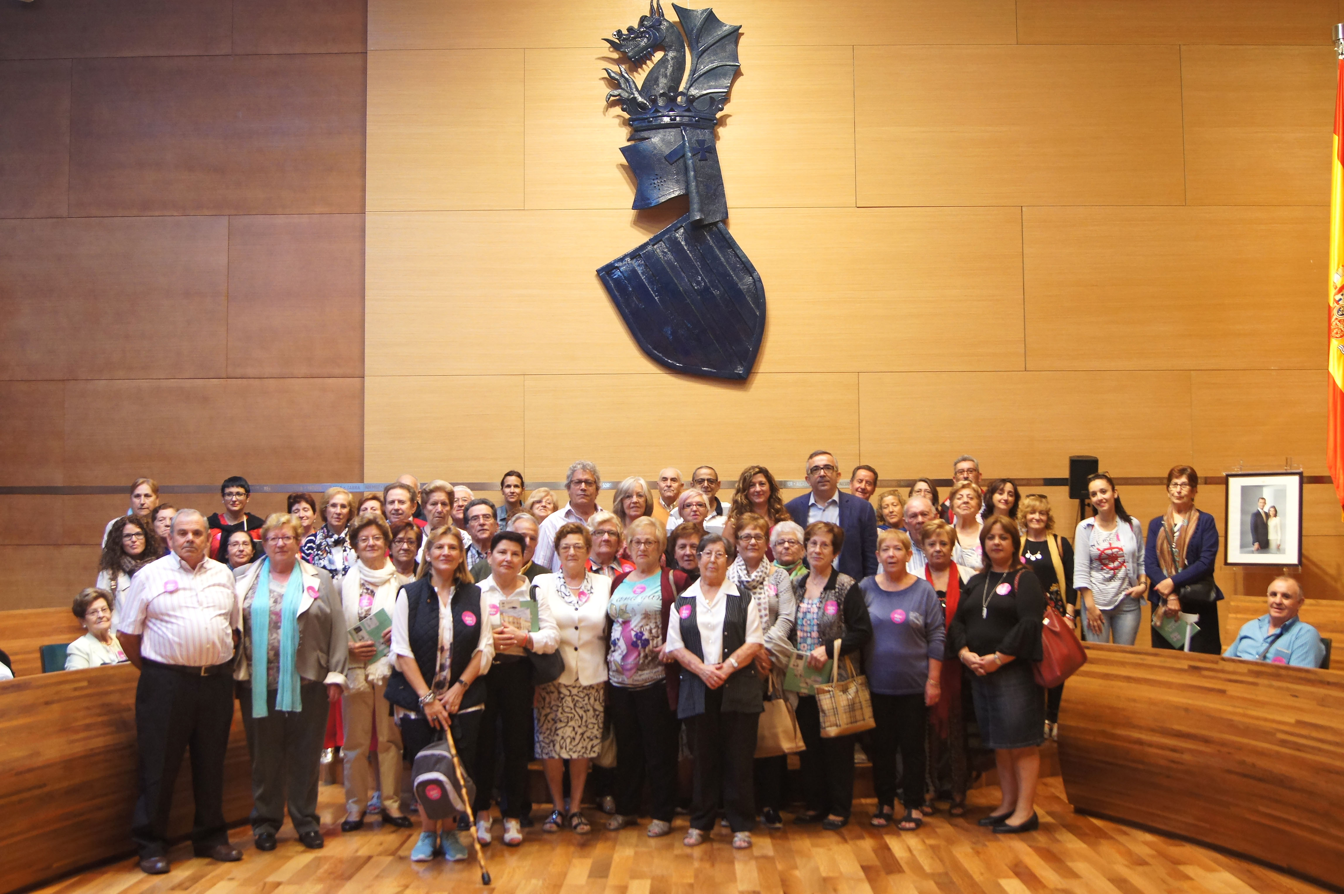 Vecinos y vecinas de Cortes de Pallás durante su visita a la Diputación de Valencia.