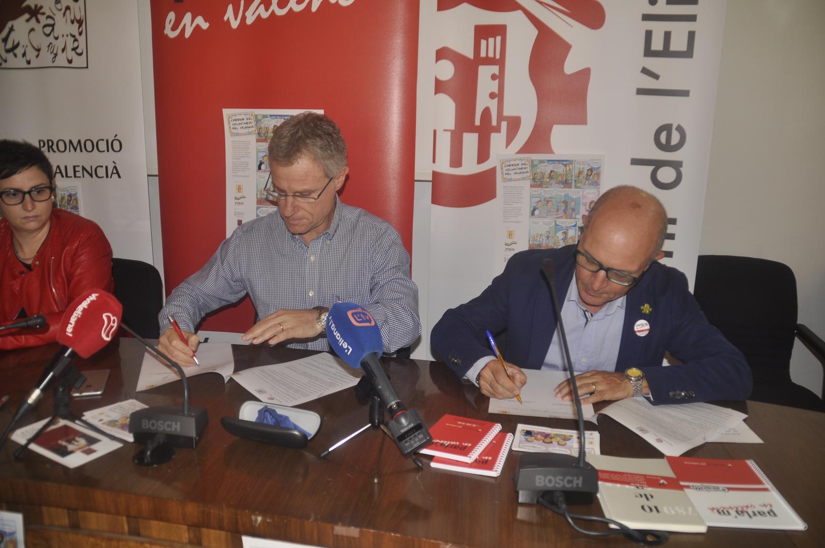 En la signatura van estar presents l'alcalde de la localitat, Salva Torrent, i el president de Escola Valenciana, Vicent Moreno.