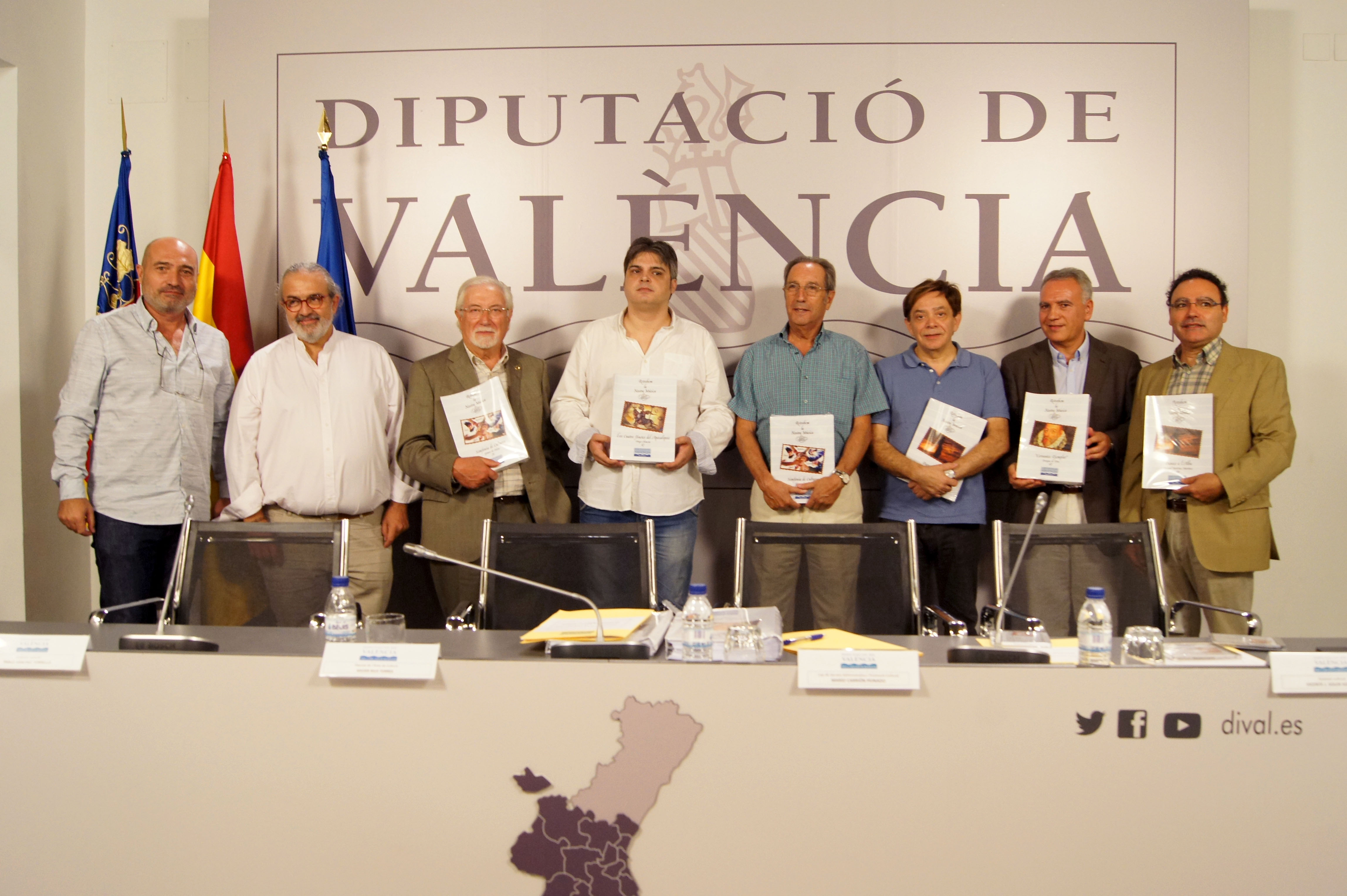 El diputado Xavier Rius con asesores musicales y compositores de las partituras editadas en el 'Retrobem'.