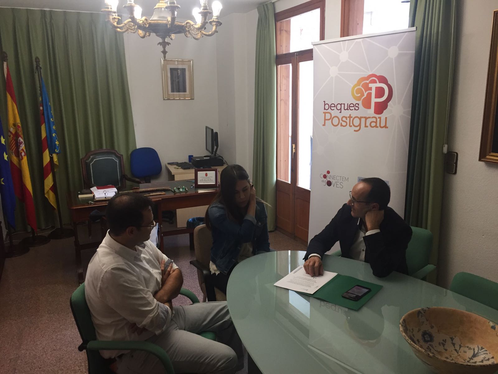 El diputado Bartolomé Nofuentes con el equipo que ha desarrollado el proyecto en Chulilla.