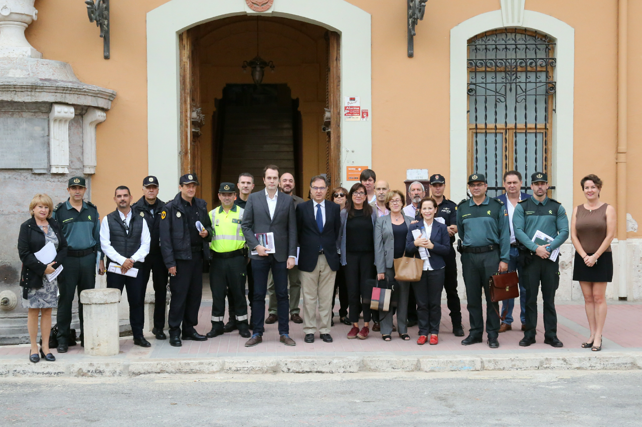 Los asistentes a la salida de la Junta de Seguridad en el Ayuntamiento de Cheste.