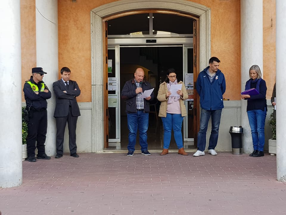 L'Ajuntament de Turís s'ha unit a les diferents administracions públiques, entitats i associacions per a manifestar-se en el dia Internacional Contra la Violència Masclista.