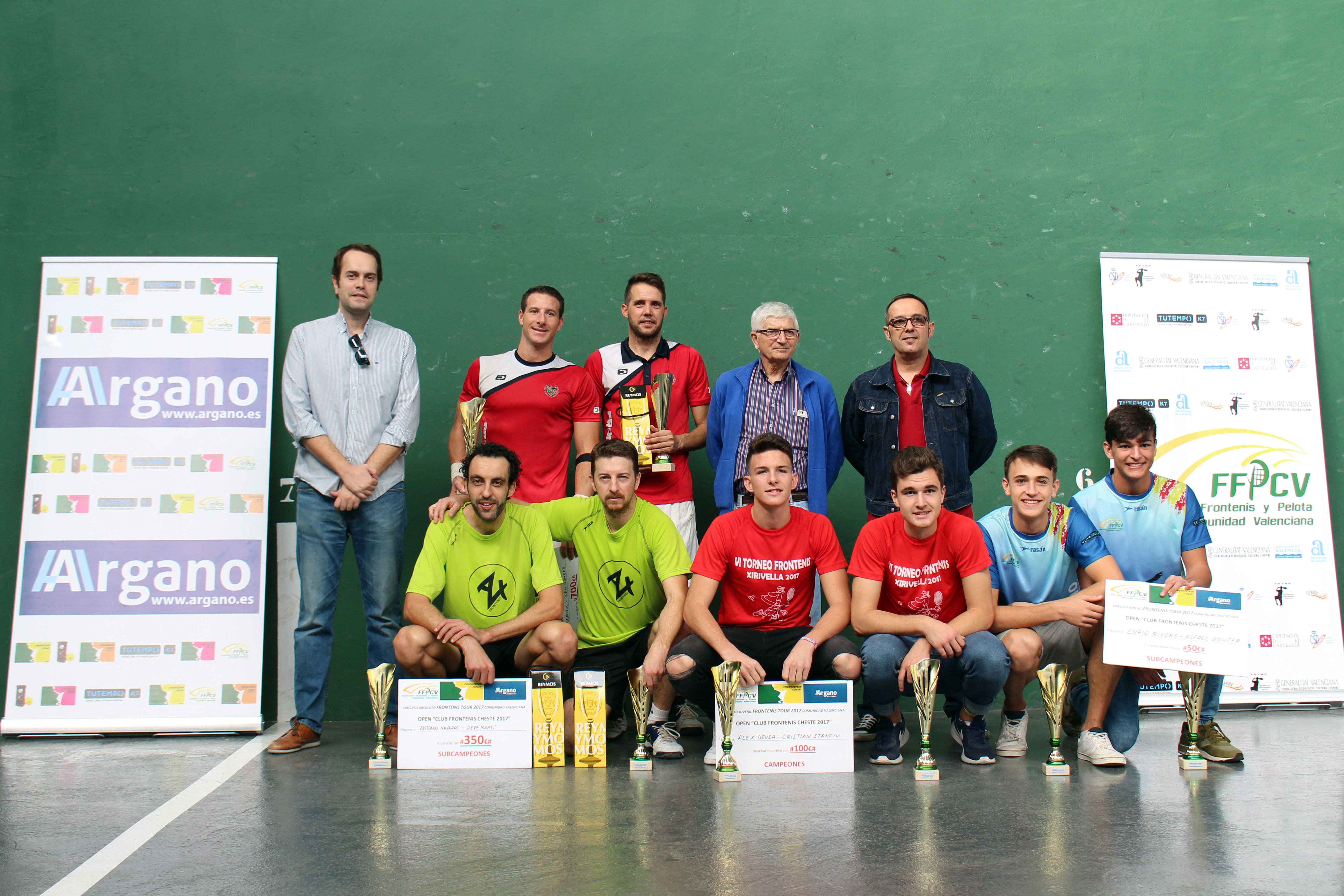 El alcalde de Cheste, José Morell, ha sido el encargado de otorgar los premios a los ganadores de este XVI Open Nacional de Frontenis.