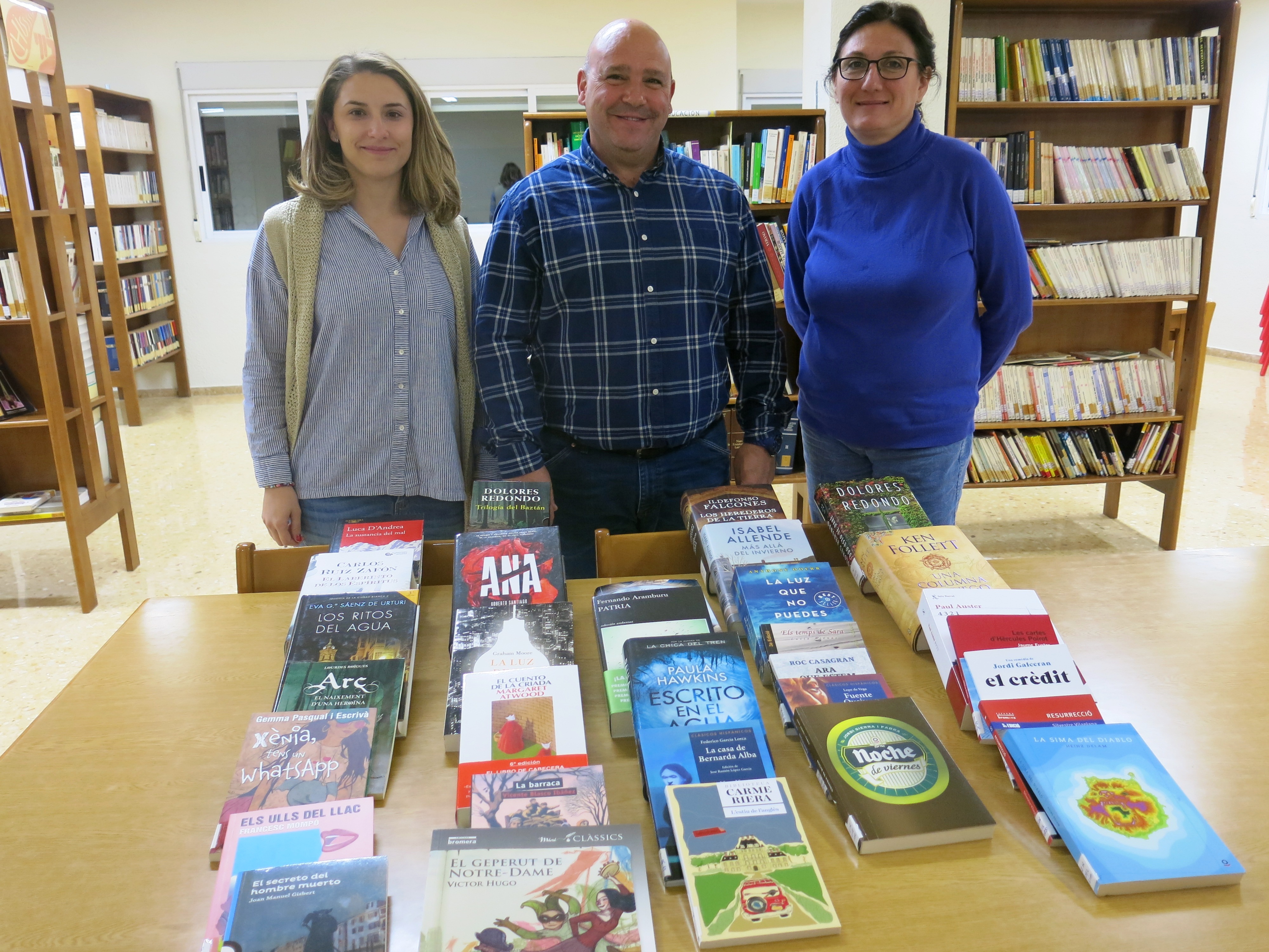 L'Alcalde, Eugenio Fortaña, i la Regidor d'Educació i Cultura, Isabel Guaita, han fet el lliurament oficial a la directora de la biblioteca, Rosa Gázquez.