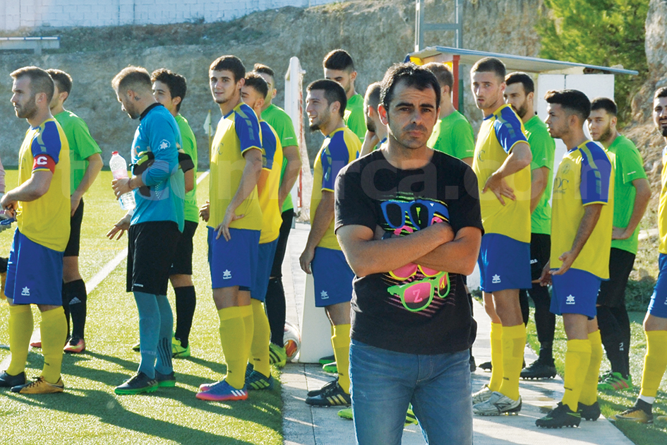 El hasta la fecha entredador de la UD Yátova, el buñolense Aquila. Foto: Raúl Miralles.