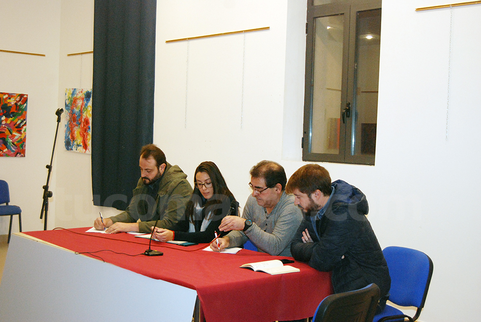 Concejales del Ayuntamiento de Buñol con el presidente; Manuel Simón, durante la asamblea.