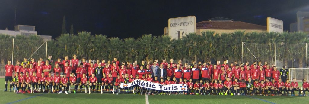 L'escola municipal de futbol base Atlètic Turís amb el alcalde, Eugeni Fortaña y el concejal d'esports, Gabi Hervàs.