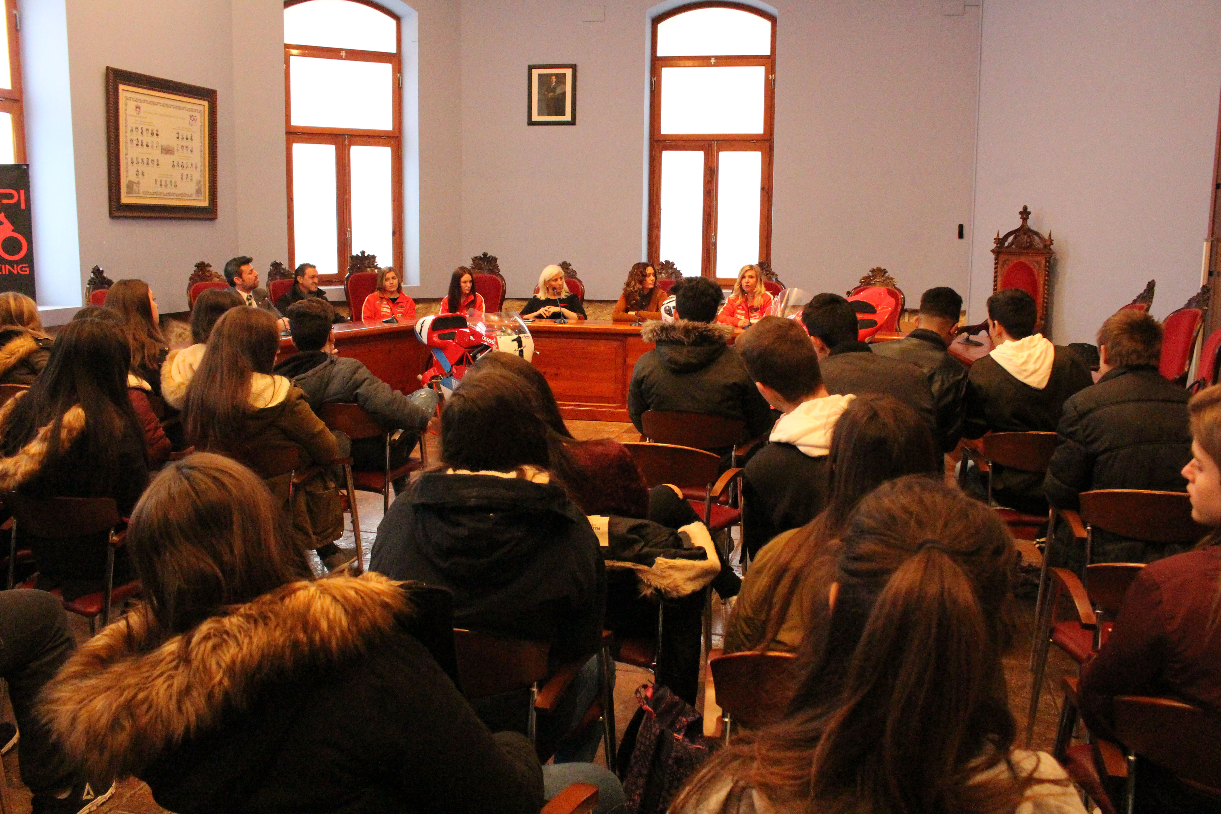 l debate estuvo moderado por Rafa Comin y en él se plantearon diferentes temas relacionados con la educación en igualdad de condiciones en relación con el equipo y se puso en valor la trayectoria de las mujeres en el deporte del motociclismo.