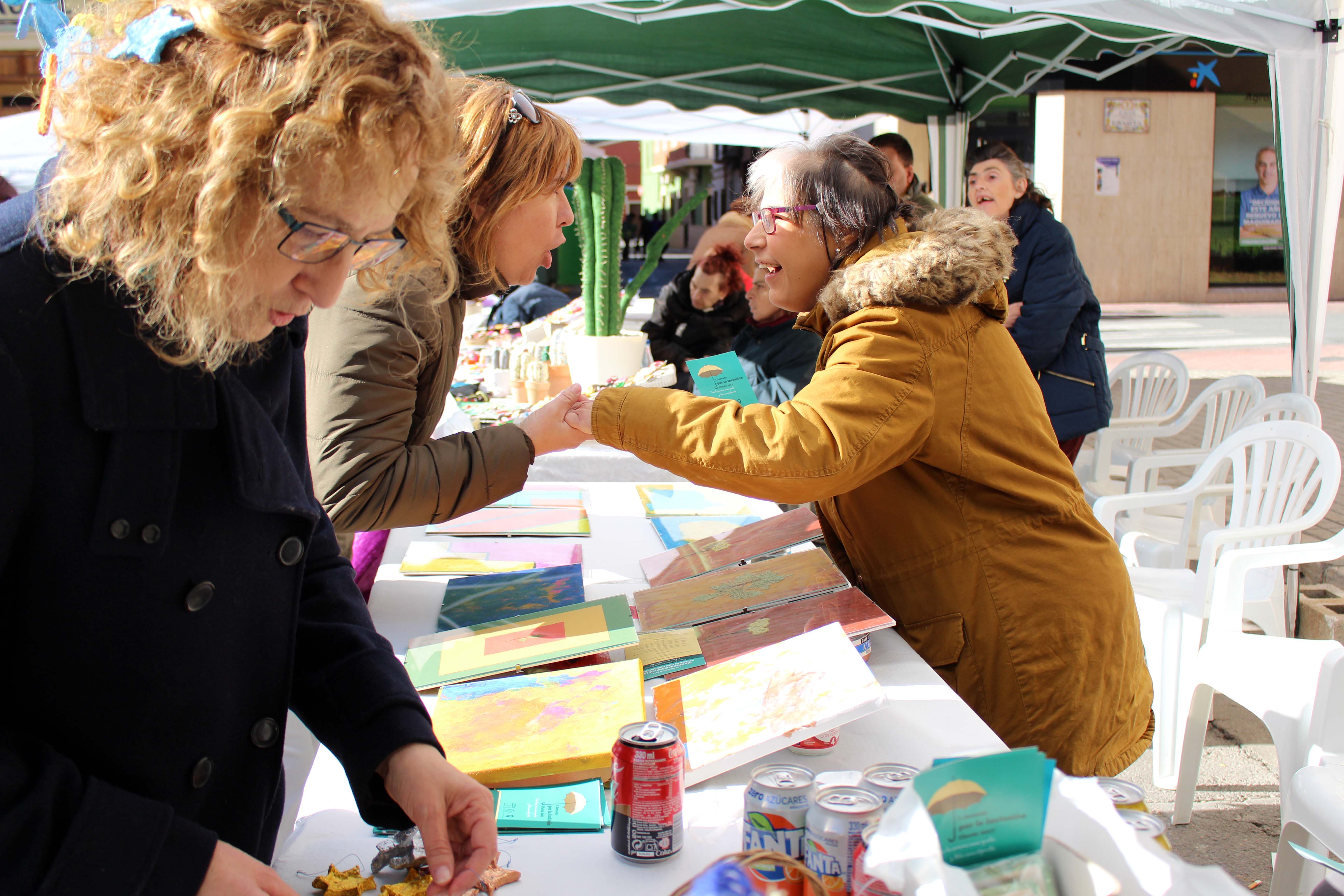 Paralelamente a la realización de los talleres se abría al público una exposición en la que las entidades participantes pudieron vender algunas de sus piezas artesanales.