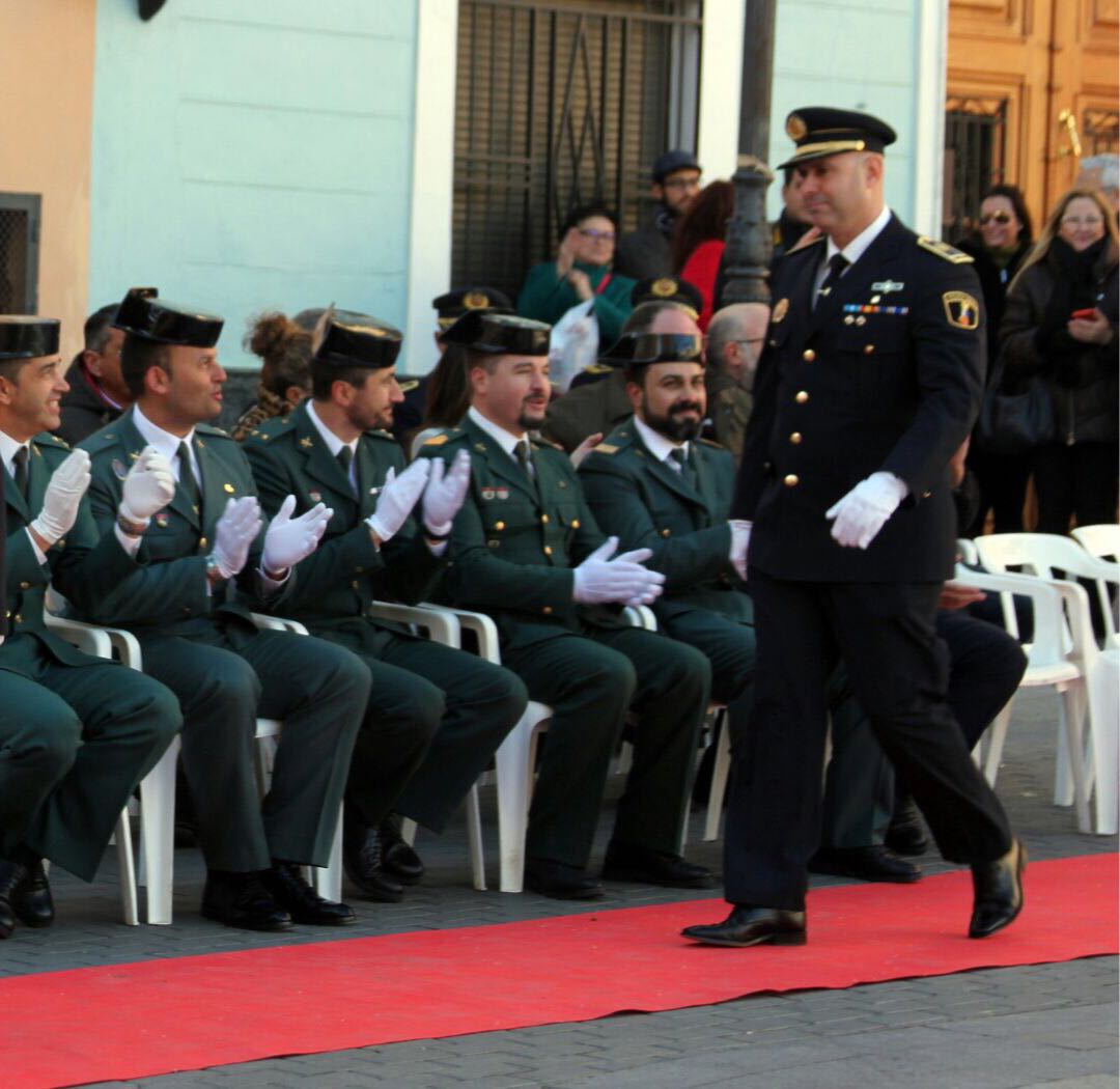El Jefe de la Policía Local de Godelleta durante la entrega del reconocimiento. ■ tc.c