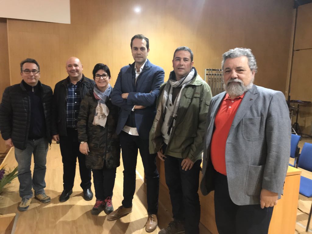 El nuevo presidente de la mancomunidad, en el centro flaqueado por los alcaldes y alcaldesas de La Hoya.