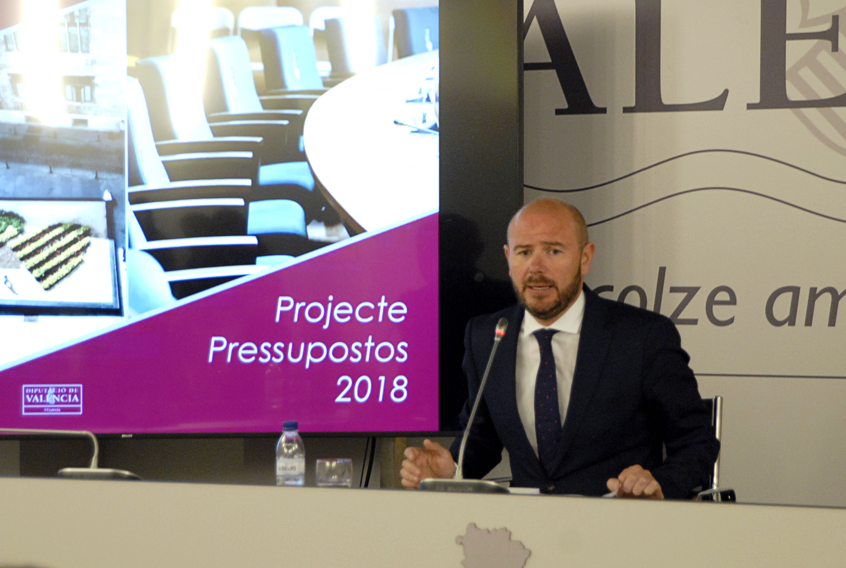 El diputado de Hacienda, Toni Gaspar, avanza las grandes líneas de un documento que consolida el esfuerzo inversor en servicios sociales y contempla 20,6 millones para el Fons de Cooperació y 35 para el SOM.