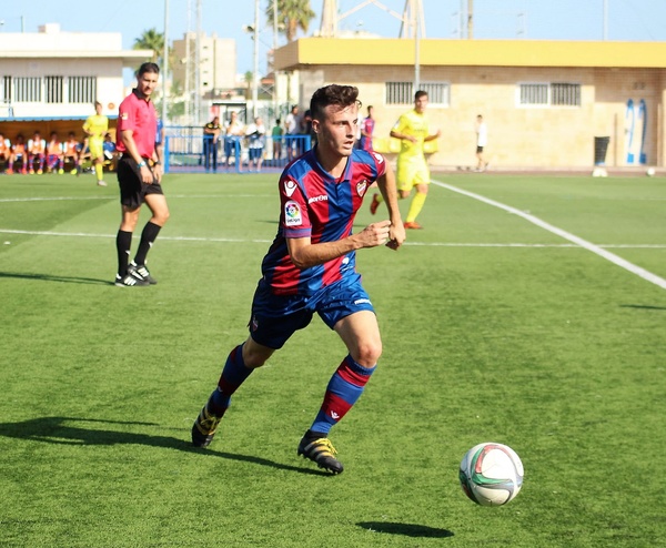 El nuevo fichaje del CD Buñol, el medio centro Adrián Pérez.